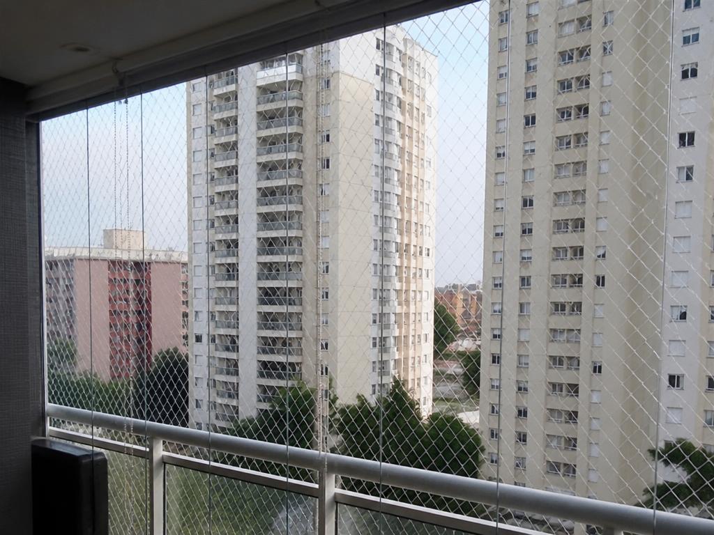 Rede de proteção instalada em sacadas de prédio residencial