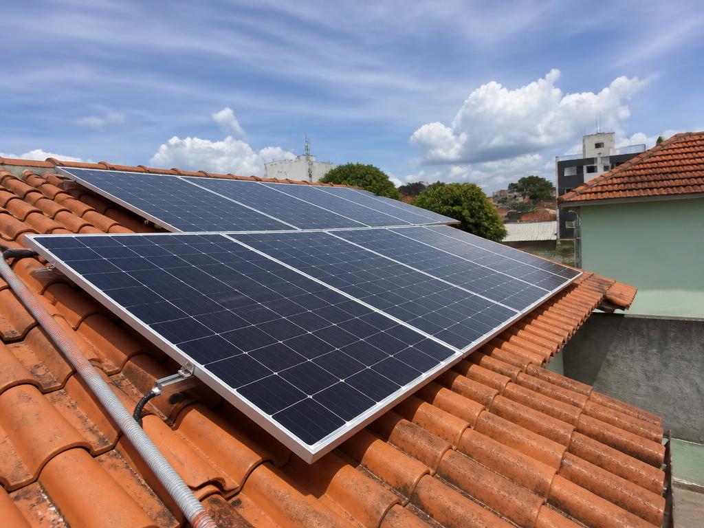Painéis fotovoltaicos instalados em telhado com estrutura de fixação